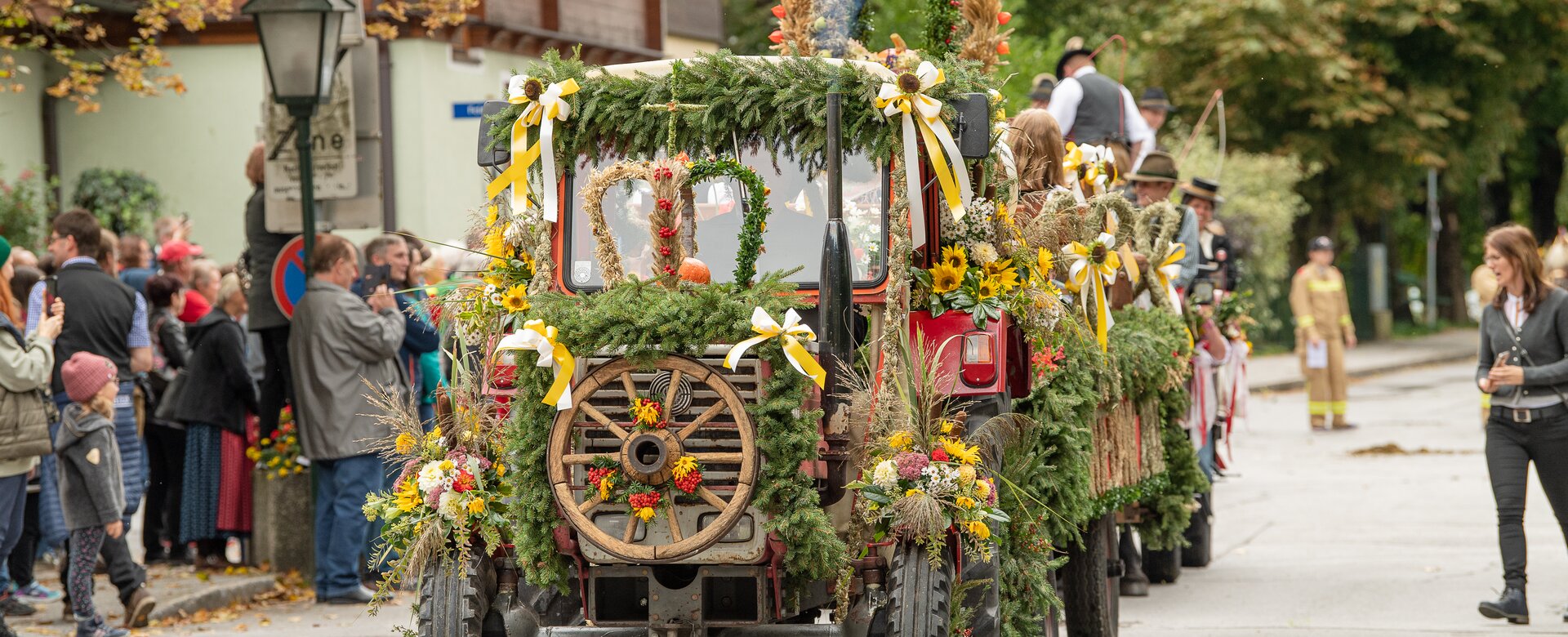 A decorated tractor with trailer takes part in the harvest parade | © Gasteinertal Tourismus GmbH
