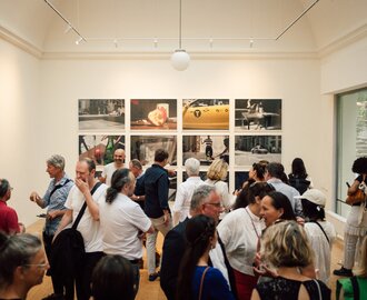 Viele Personen gehen in einem Raum mit einer Kunstgalerie herum | © Hannes Wichmann