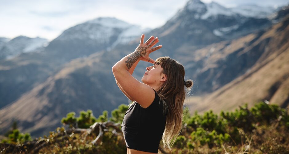 Eine Frau hat ihre Hände zusammengefaltet und berührt ihre Stirn | © Gasteinertal Tourismus GmbH, Michael Königshofer