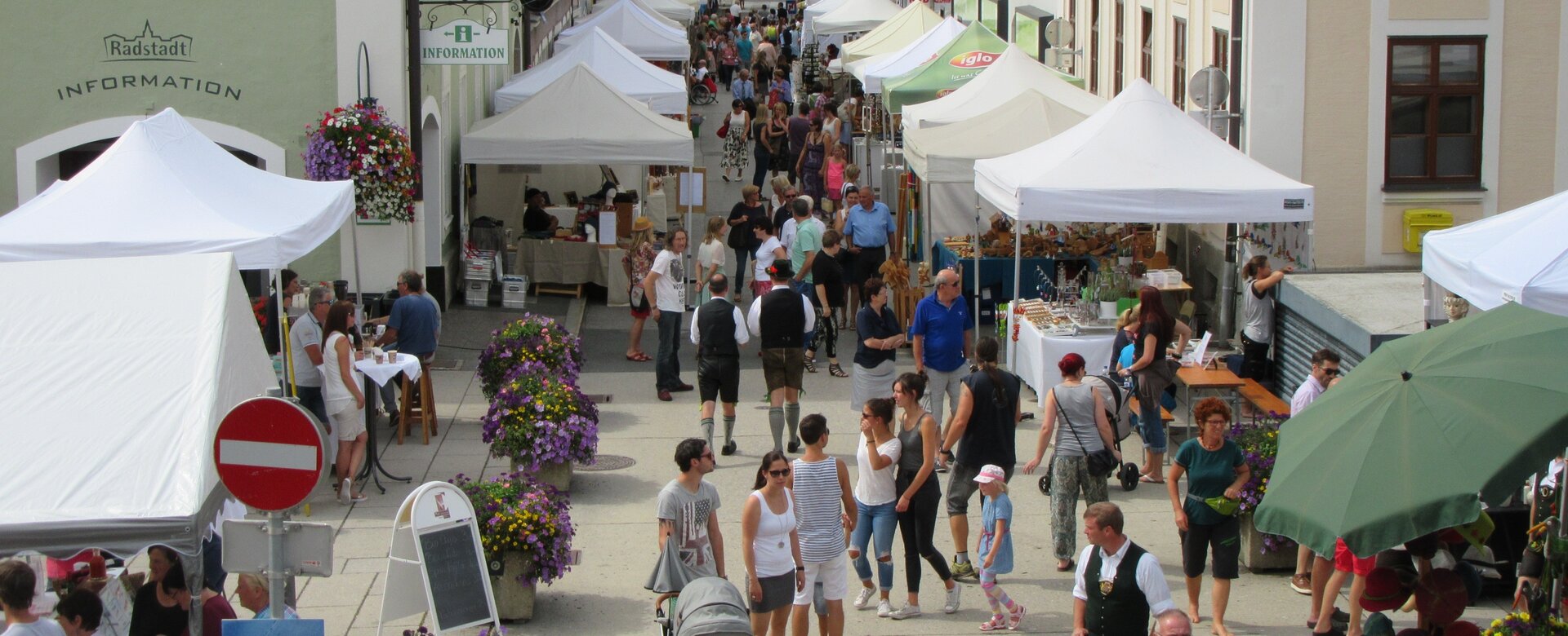 Viele Marktstände und Besucher beim Kunsthandwerksmarkt in Radstadt bei Sommerwetter | © Kulturkreis Das Zentrum