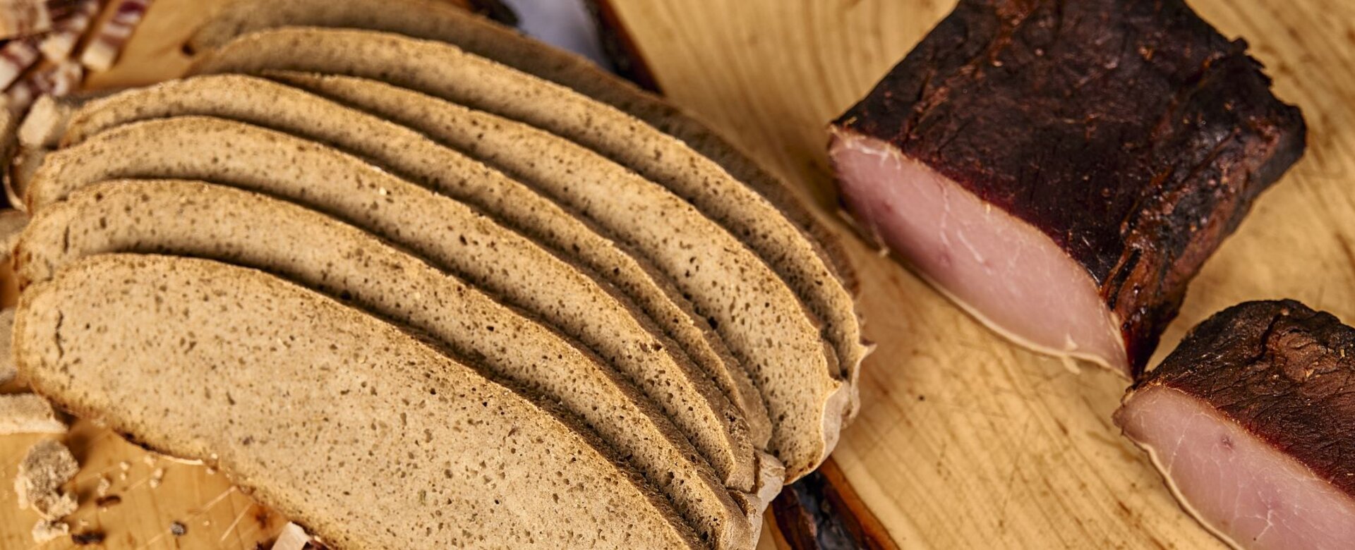 Sliced bread and bacon on a wooden board | © Wagrain-Kleinarl Tourismus