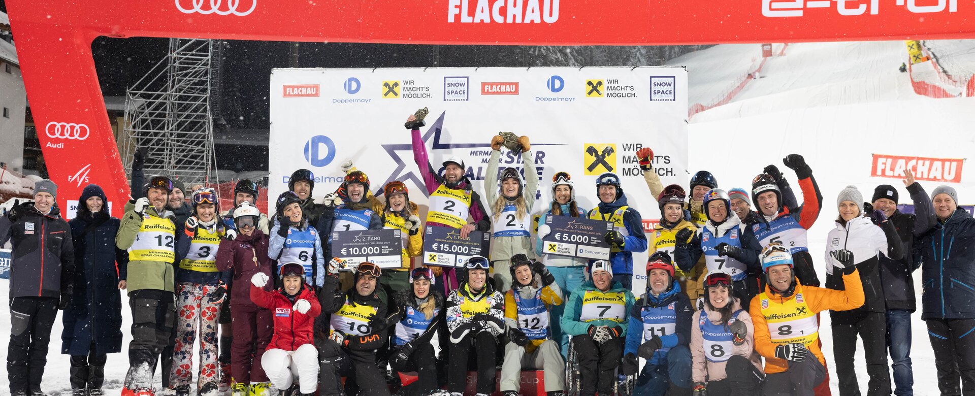 Große Gruppe mit Skibekleidung jubelt bei der Siegerehrung der Starchallenge 2024 | © Snow Space Salzburg / Wildbild