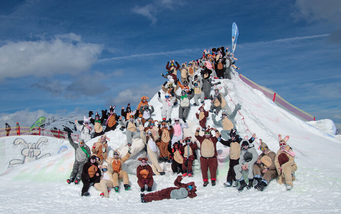 Big Easter bunny greeting from snowy Shuttleberg resort | © Shuttleberg / Absolut Park Large group in Easter bunny costumes cheerfully posing on snowy hilltop at Shuttleberg ski resort | © Shuttleberg / Absolut Park