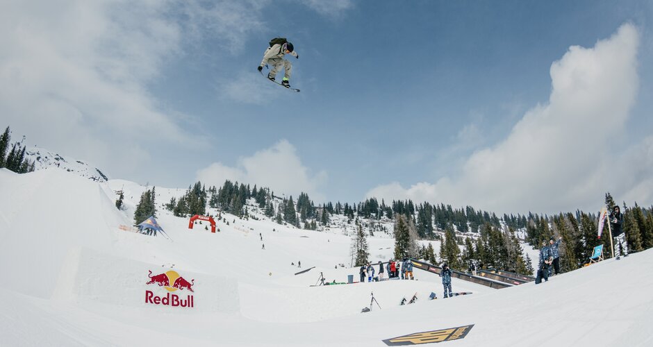 Snowboarder shows a trick on the ski jump on a cloudy day | © Rohrbacher