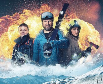 Drei Personen in Winterkleidung mit Ausrüstung vor Explosion und verschneiter Gebirgslandschaft