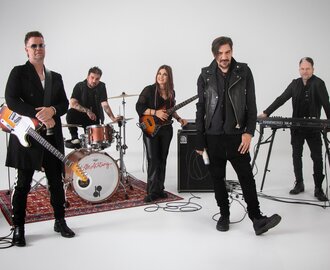 Fünfköpfige Band mit Gitarre, Schlagzeug, Bass, Keyboard und Mikrofon in weißem Fotostudio vor Equipment | © Alle Achtung