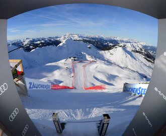 Blickaus dem Starthaus der Skiweltcup Damen Abfahrt welche steil in die verschneite Winterlandschaft verläuft