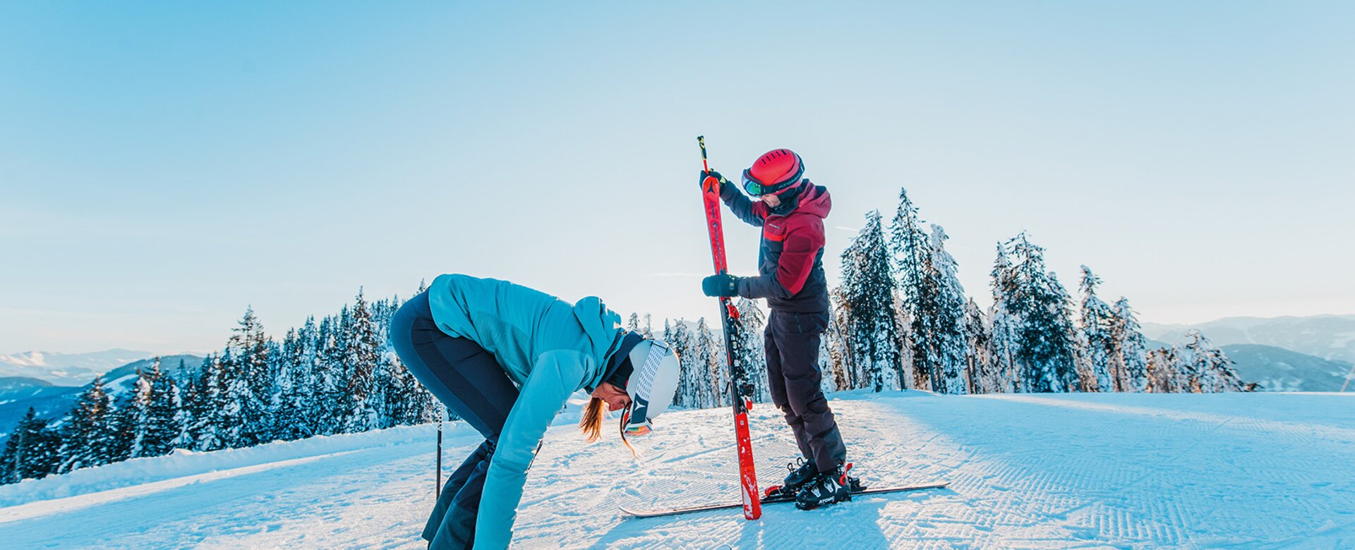 Zwei Skifahrer üben auf der Piste – Teil des Back2Ski-Kurses für Wiedereinsteiger mit Techniktraining. | © Ski amadé