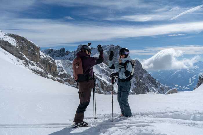 Freeride adventure on the snowy Dachstein Glacier slopes | © Josh Absenger Two skiers high-five each other in the snow on Dachstein Glacier slope | © Josh Absenger