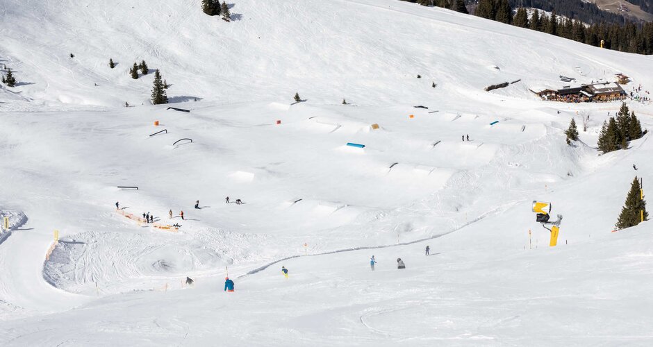 Der Snowpark in Gastein von oben und am Ende des Parks ist eine Skihütte | © Q-Parks Hannes Mautner