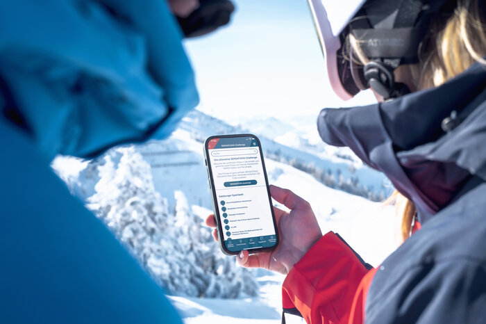 Mobile Ski amadé SENSATIONS Challenge | © Ski amadé Two skier try the Ski amadé SENSATIONS-Challenge on their phone | © Ski amadé