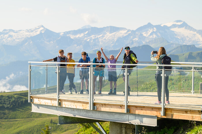 Wandergruppe auf Aussichtsplattform am Fulseck bei Dorfgastein | © Dorfgasteiner Bergbahnen AG Jugendliche posieren auf Panoramaplattform am Fulseck mit Blick auf verschneite Berge | © Dorfgasteiner Bergbahnen AG