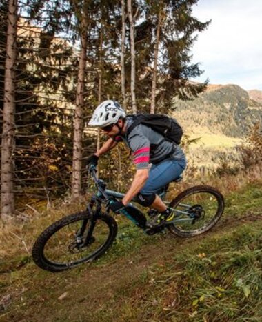 Mountainbiker mit Helm fährt mit E-Bike auf schmalem Trail durch die herbstliche Landschaft von Gastein | © Erwin Haiden