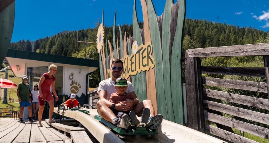 Vater mit Kind auf der Sommerrodelbahn am Wilden Berg in Mautern, bereit zur Abfahrt. | © Christine Höflehner