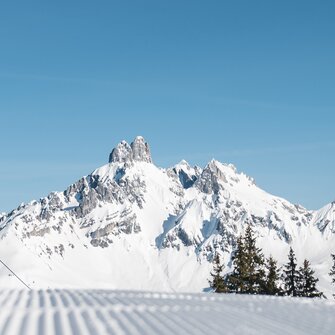 Blick von der Skipiste auf die schneebedeckte Bischofsmütze