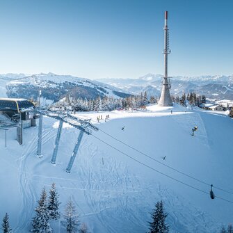 Seilbahnstation und Sendemast auf dem verschneiten Senderplateau Hauser Kaibling. | © Hauser Kaibling | Josh Absenger