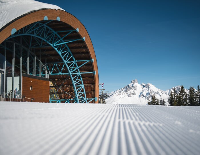 Pistentouren-Route in Filzmoos mit Blick auf die Bischofsmütze | © filzmoos.ski Moderne Bergstation in Filzmoos vor präparierter Piste mit Blick auf die Bischofsmütze | © filzmoos.ski