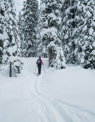 Skitourengeher steigen durch tief verschneite Winterlandschaft Richtung Graukogel | © Gasteinertal Tourismus GmbH, Christoph Oberschneider