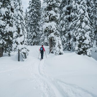 Ski tourers ascend through deep snowy winter landscape towards Graukogel | © Gasteinertal Tourismus GmbH, Christoph Oberschneider