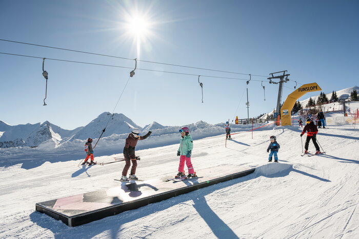 Skifahren mit der Familie im Großarltal | © TVB Großarltal / Lorenz Masser Skifahren mit der Familie im Großarltal | © TVB Großarltal / Lorenz Masser