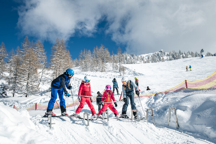 Familienstart am Rennparcours auf dem Shuttleberg | © Salzburger Sportwelt Zwei Erwachsene und zwei Kinder am Start einer Rennstrecke auf dem Shuttleberg | © Salzburger Sportwelt
