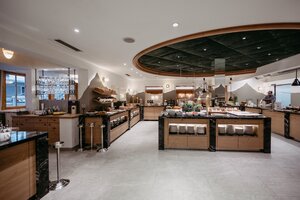 Großes Frühstücksbuffet mit Brotauswahl, Obst, Cerealien und Kochstation | © Nadia Jabli