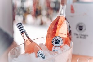 Zwei Roséwein-Flaschen der Marke Rosalia DAC liegen in einem Eiskübel mit Crushed Ice