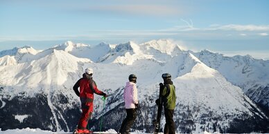 Drei Wintersportler mit Ski und Snowboard vor Bergpanorama am Stubnerkogel in Gastein | © Gasteinertal Tourismus GmbH, Michael Königshofer