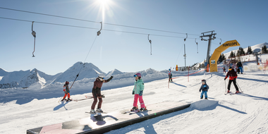 Kinder und Erwachsene fahren durch die Funslope mit Wellenbahn im Skigebiet Großarltal | © TVB Großarltal / Lorenz Masser