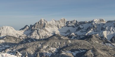 Verschneite Bergkette mit Nadelbäumen und Tälern in der Region Schladming-Dachstein | © TVB Schladming-Dachstein