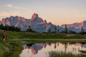 Wanderer am Gerzkopf bei Eben im Pongau vor Teich mit Blick auf Dachstein im Abendlicht | © TVB Eben - Nina Kraxner