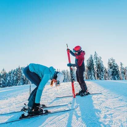 Zwei Skifahrer üben auf der Piste – Teil des Back2Ski-Kurses für Wiedereinsteiger mit Techniktraining. | © Ski amadé