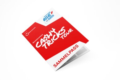 Roter Sammelpass der RIDE Ski amadé Cash4Tricks Tour mit weißer Aufschrift und Blue Tomato Logo auf weißem Hintergrund.