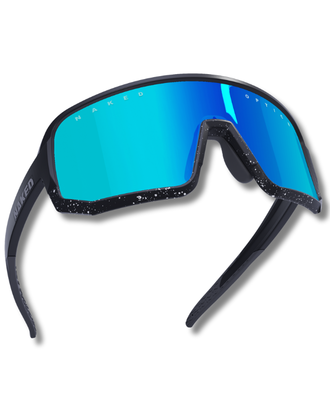 Schwarze The Volt Sportbrille mit blauer, verspiegelter Linse und gesprenkeltem Rahmen vor weißem Hintergrund.